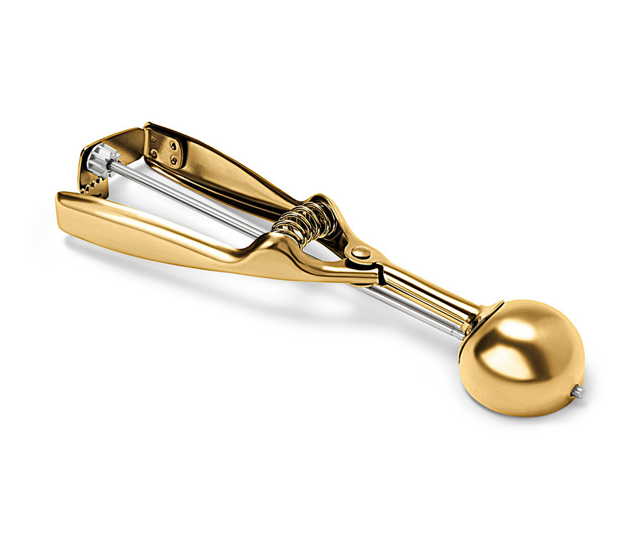 Goldener Teig-und-Eis-Portionierer auf weißem Hintergrund.