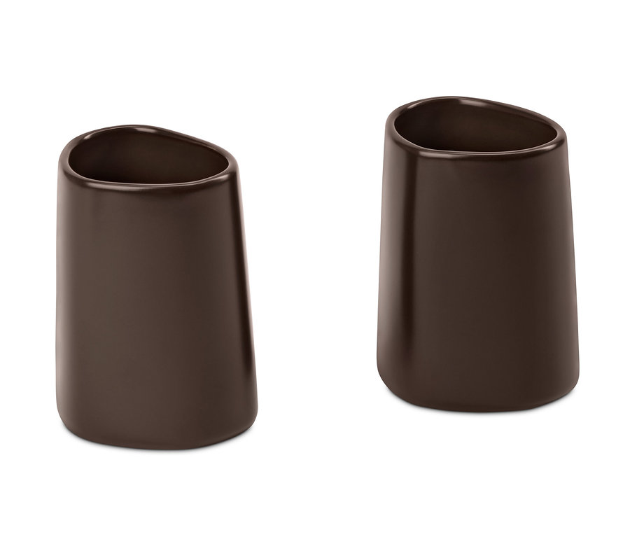 Zwei braune Zahnputzbecher.