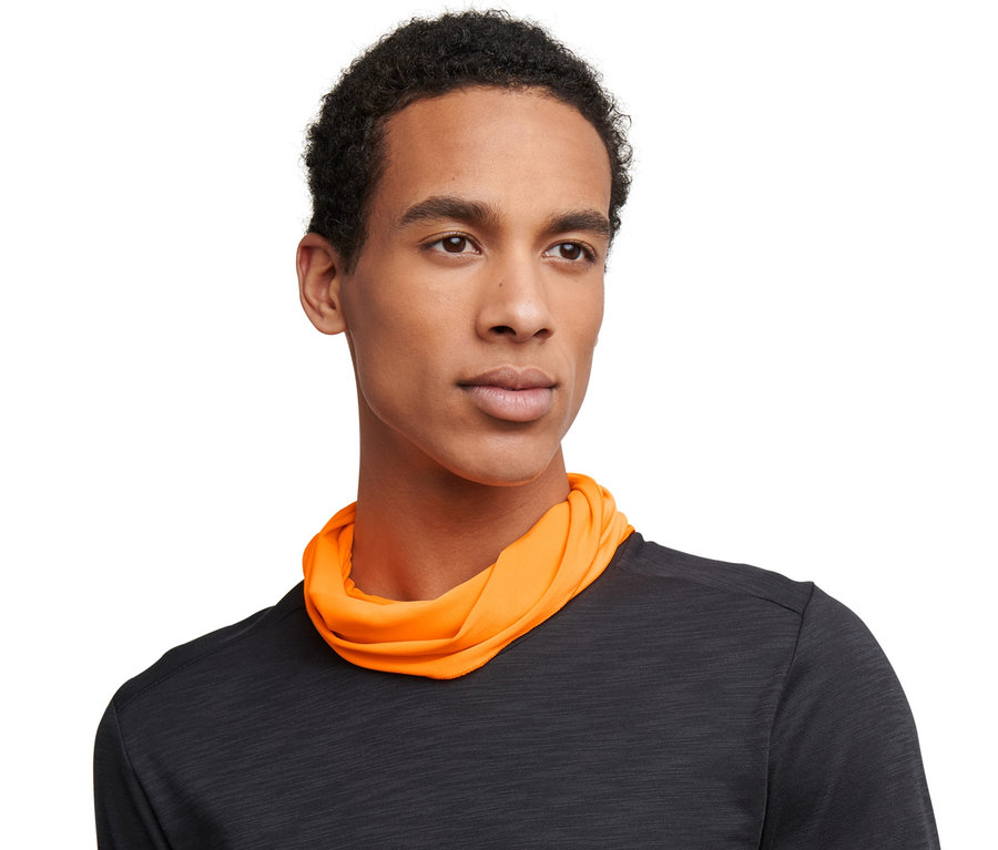 Mann trägt ein neonorangefarbenes Multifunktions-Tuch um den Hals.