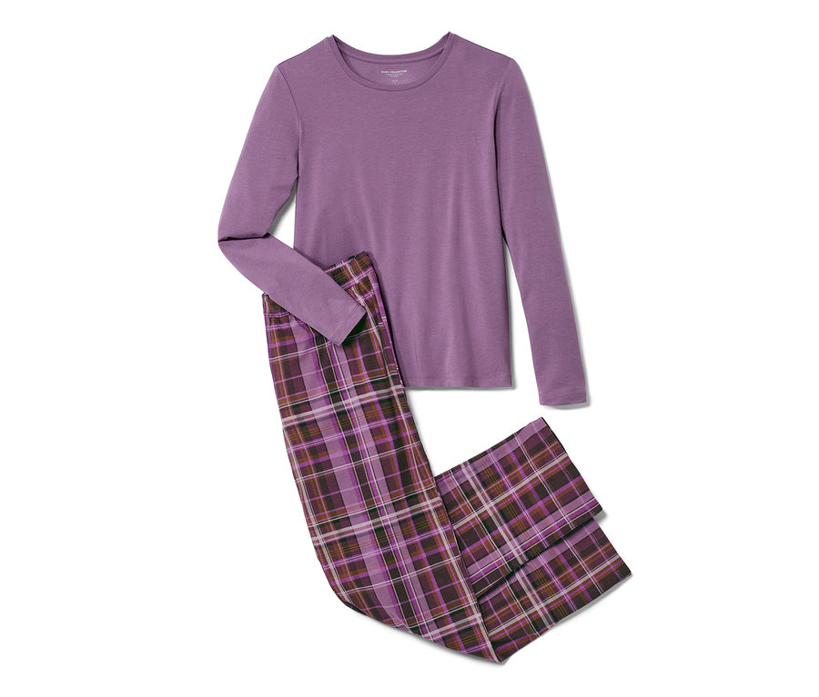 Ein lila Pyjama mit langen Ärmeln und eine karierte Hose liegen auf einem weißen Hintergrund.