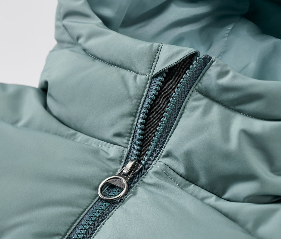 Detailansicht eines Kinder-Thermomantels mit Farbverlauf und Reißverschluss.