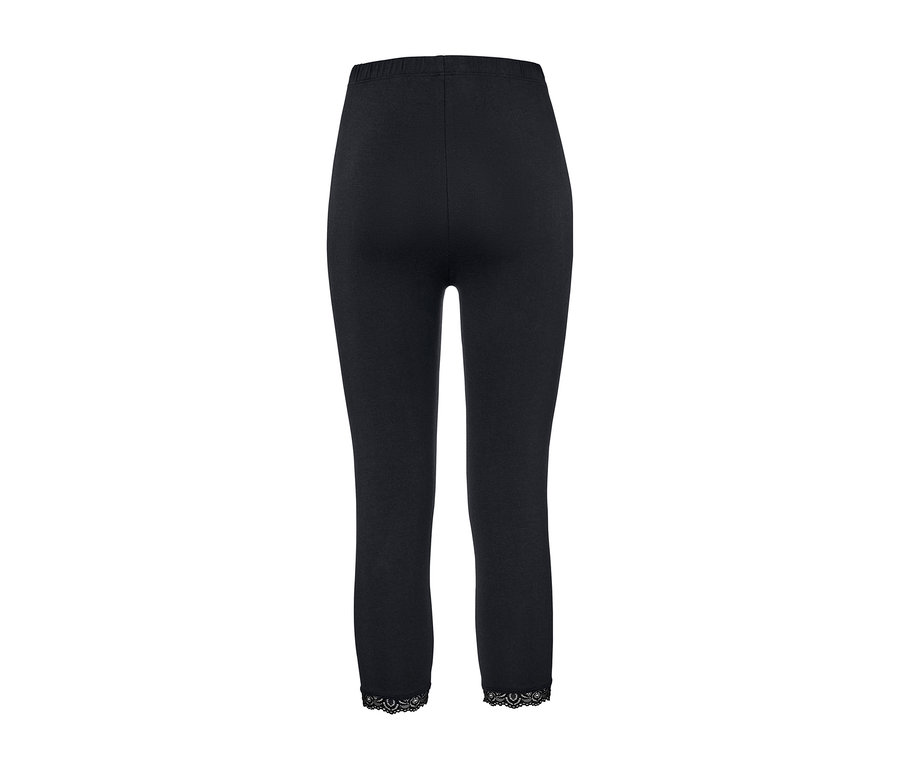 Schwarze 3/4-Leggings mit Spitzenborte.
