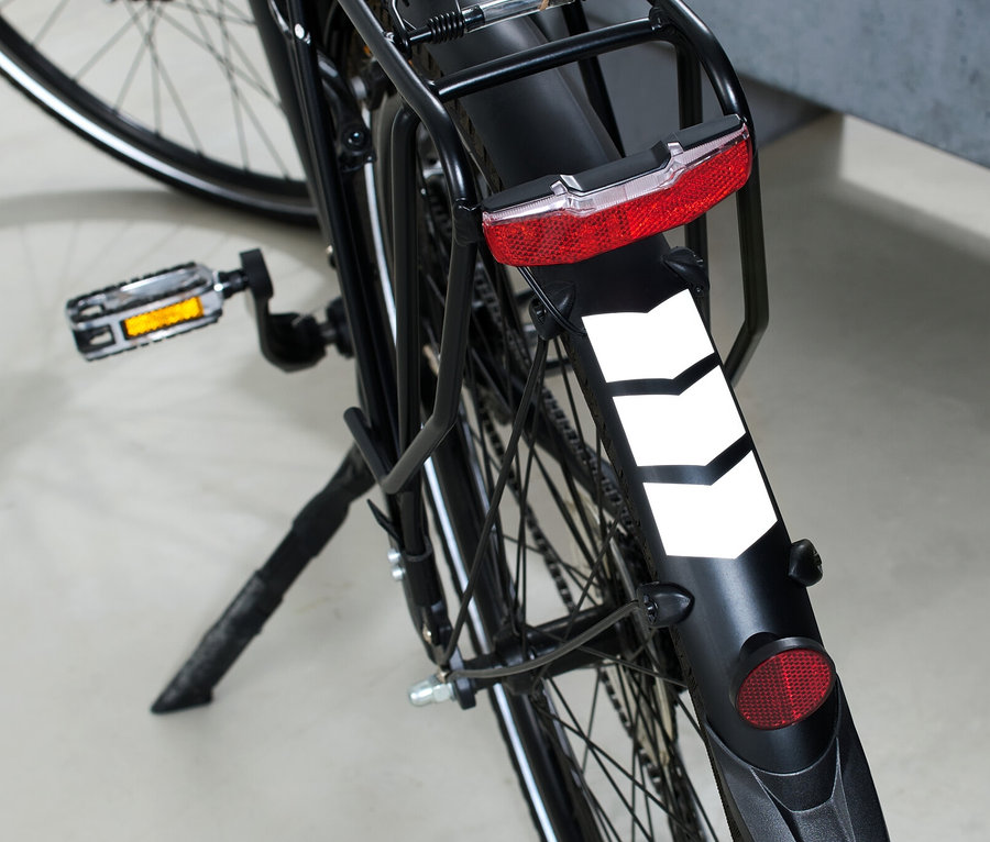 Detailaufnahme vom Hinterrad eines Fahrrads mit 16 reflektierenden Aufklebern.