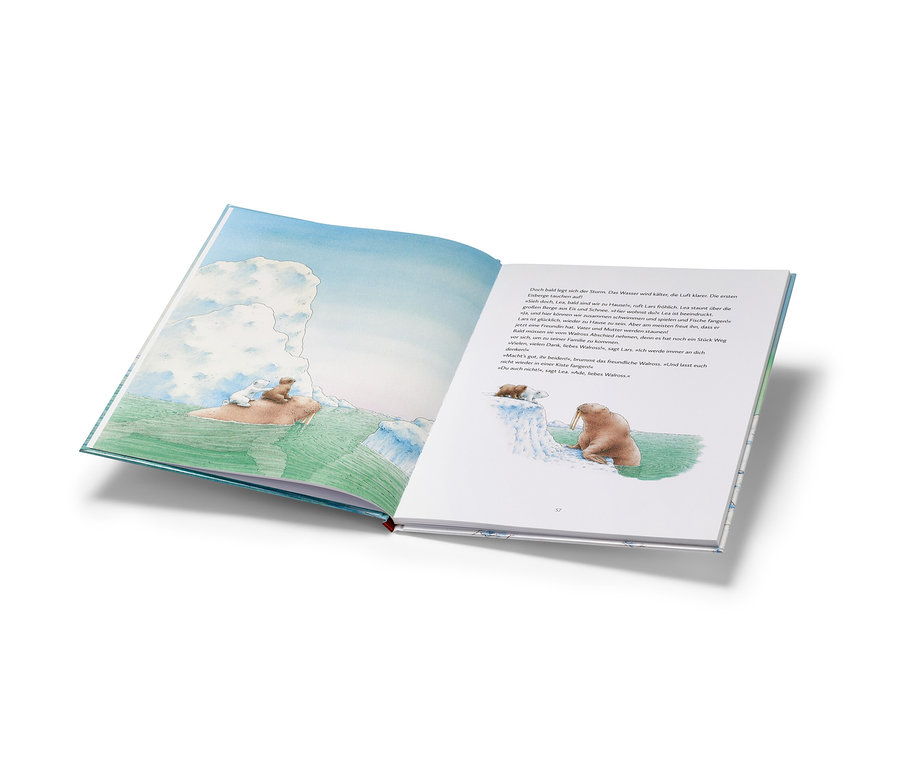 Offenes Buch mit einer Illustration eines Eisbären und eines Walrosses, Buch »Kleiner Eisbär – bärenstarke Geschichten«.