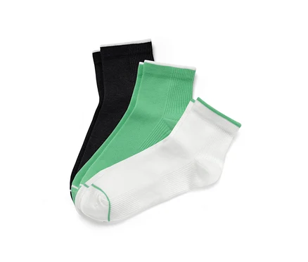 Drei Paar Socken: schwarz, grün und weiß.