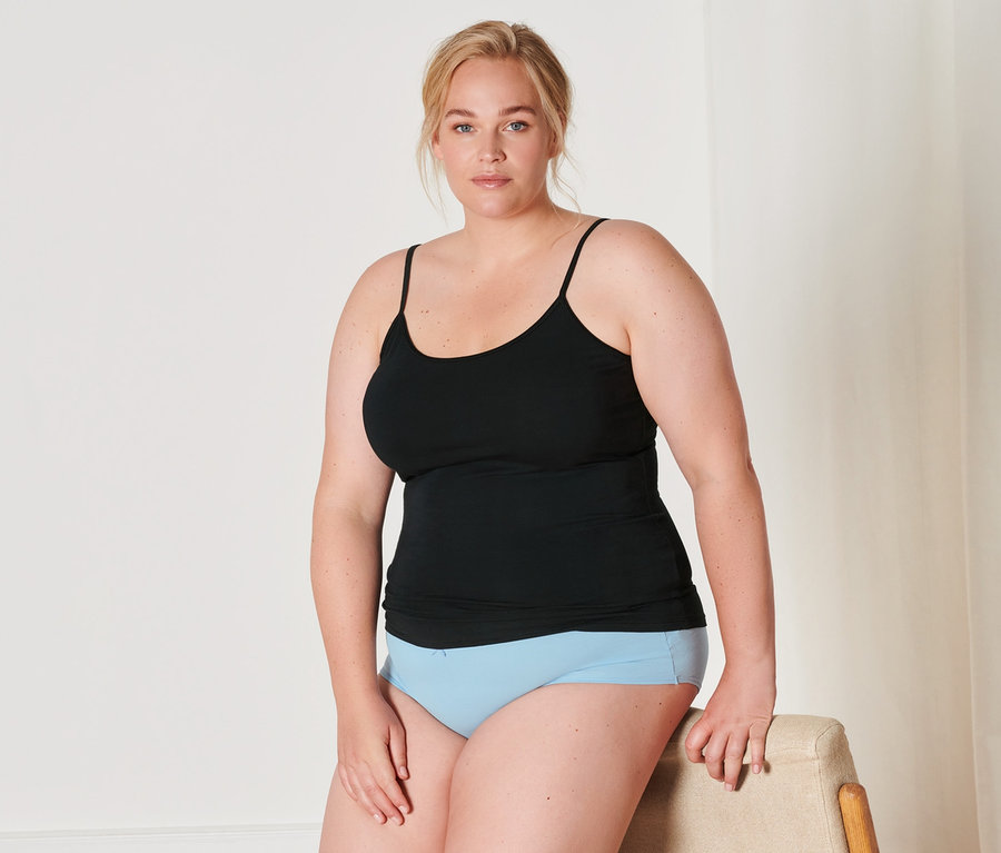 Frau posiert in einem schwarzen Hemdchen, 2 Stk.