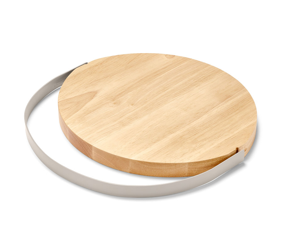 Ein rundes Holz-Schneidebrett mit einem Metallgriff.