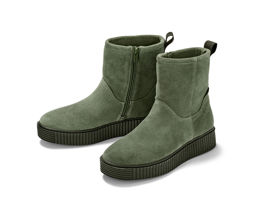 Zwei olivgrüne Veloursleder-Boots mit Reißverschluss und Plateausohle.