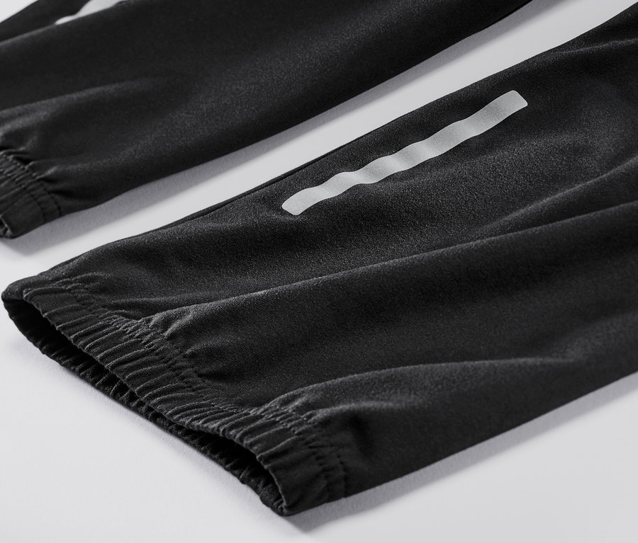 Detailaufnahme einer Thermo-Funktionshose mit Reflektoren.