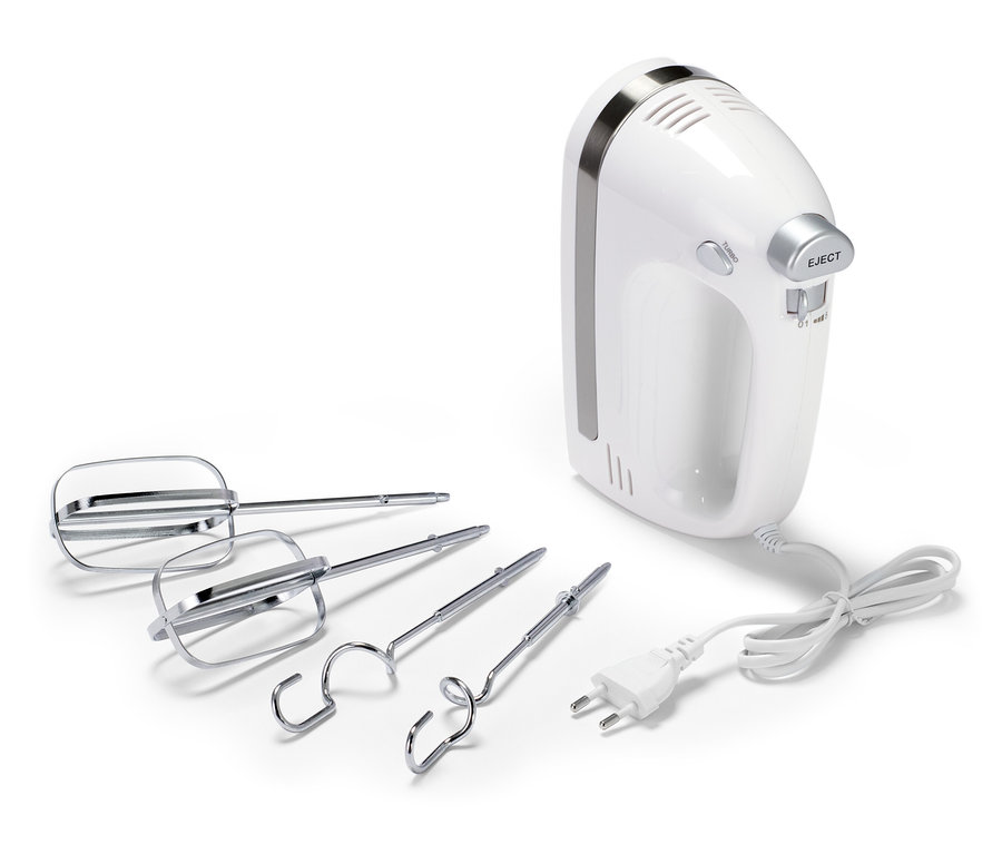 Weißer Handmixer mit verschiedenen Aufsätzen.