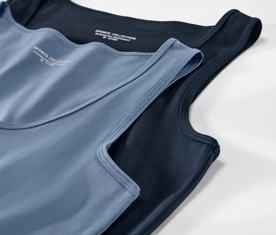 Detailansicht von zwei blauen/marineblauen Tops.
