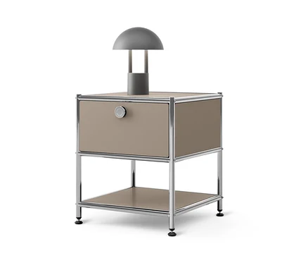 Graue Lampe steht auf beigem Beistelltisch mit Schublade Metall »CN3«.