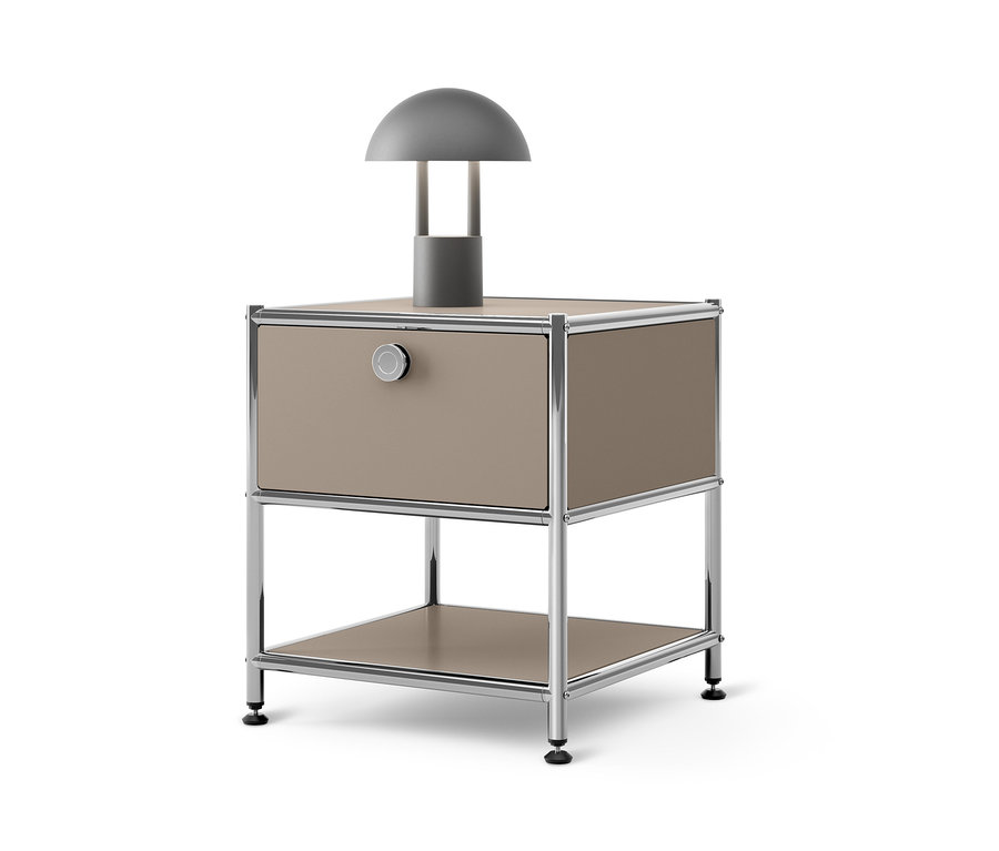 Graue Lampe steht auf beigem Beistelltisch mit Schublade Metall »CN3«.