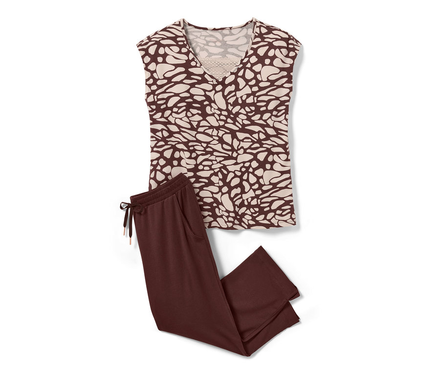 Ein brauner Pyjama mit Spitze liegt auf einem weißen Hintergrund.