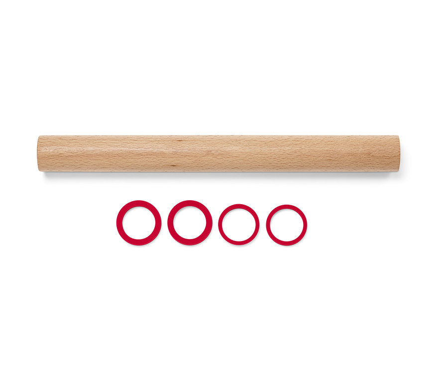 Eine Holz-Teigrolle und vier rote Ringe.