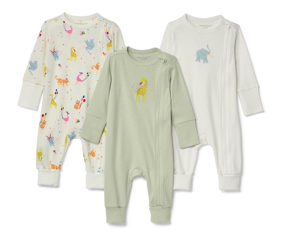 Drei langärmelige Baby-Pyjamas. Ein Pyjama ist weiß mit Tiermuster, einer ist grün mit einer Giraffe und einer ist weiß mit einem Elefanten.