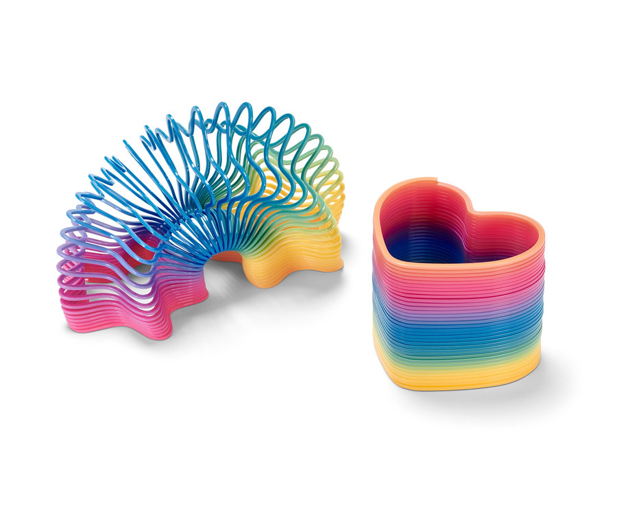 Zwei Treppenhüpfer auf einem weißen Hintergrund. Einer ist zu einem Bogen geformt, der andere zu einem Herz.