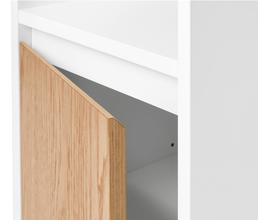 Detailaufnahme eines Bad-Hochschranks mit offenem Fach und 2 Türen, wobei eine Tür leicht geöffnet ist.