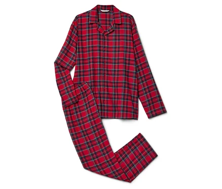 Ein rot karierter Pyjama mit langen Ärmeln und Hosen liegt auf einem weißen Hintergrund.