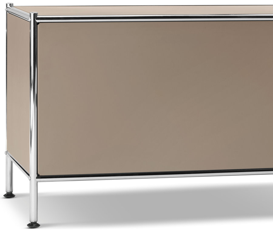 Beiger Schrank mit Chromrahmen und -beinen.