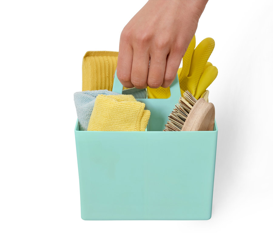 Eine Hand hält einen blaugrünen Aufbewahrungskorb mit Reinigungsmitteln.