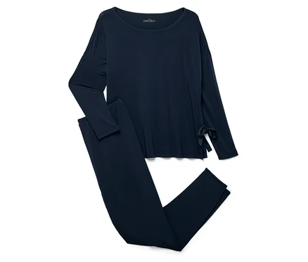 Ein marineblauer Pyjama-Set mit langen Ärmeln und Hosen.