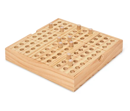 Holzbrettspiel mit nummerierten Stiften auf weißem Hintergrund.