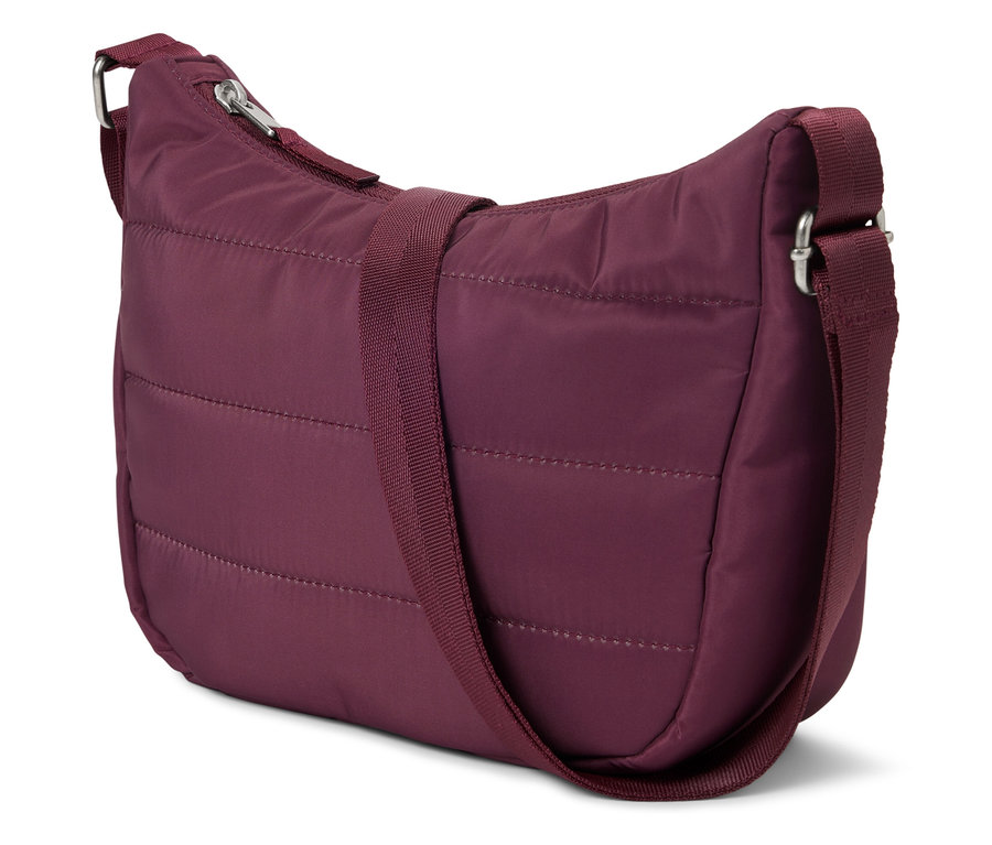Eine bordeauxrote, gesteppte Handtasche mit verstellbarem Schultergurt liegt auf einem weißen Hintergrund.