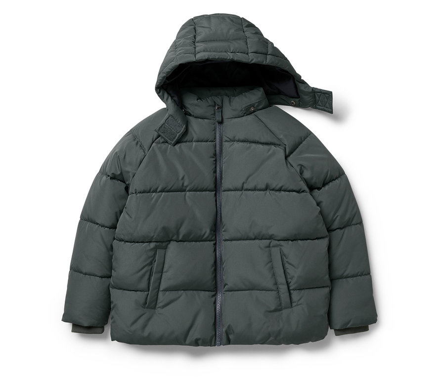 Eine graue Daunenjacke mit Kapuze liegt auf einem weißen Hintergrund.