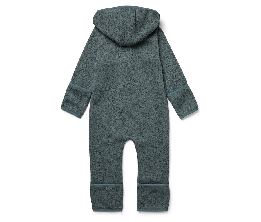 Rückansicht eines blau-grauen Kinderoveralls mit Kapuze.