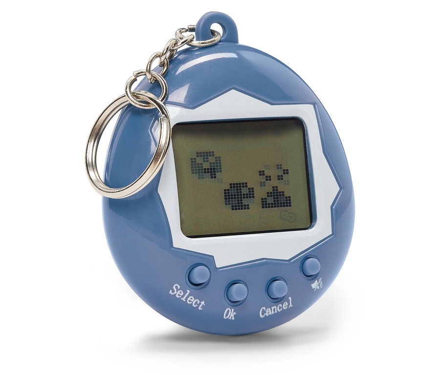 Blaues Tamagotchi-Spielzeug mit Pixelgrafiken auf dem Bildschirm, mit den Tasten Auswählen, OK und Abbrechen.