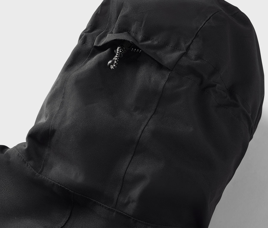 Detail einer schwarzen Jackenkapuze mit Kordelzug.