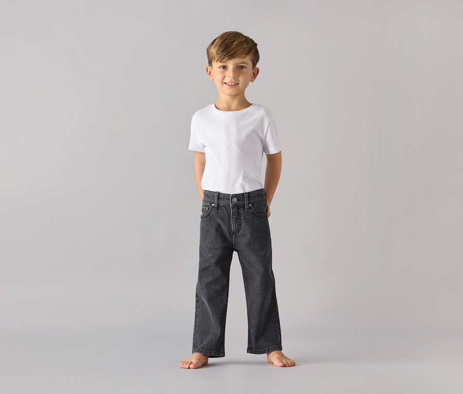 Ein Junge trägt ein weißes T-Shirt und eine Kinder-Straight-Leg Jeans – Fit »Mats«.