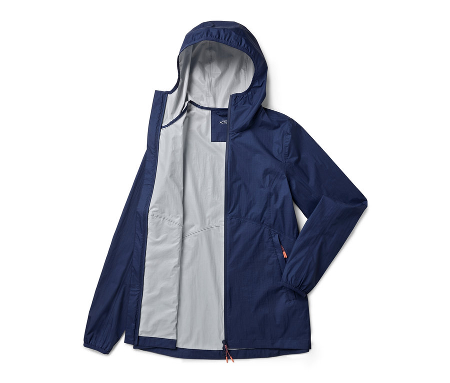 Offene, dunkelblaue ultraleichte Regenjacke »packable« mit Kapuze und grauem Futter.