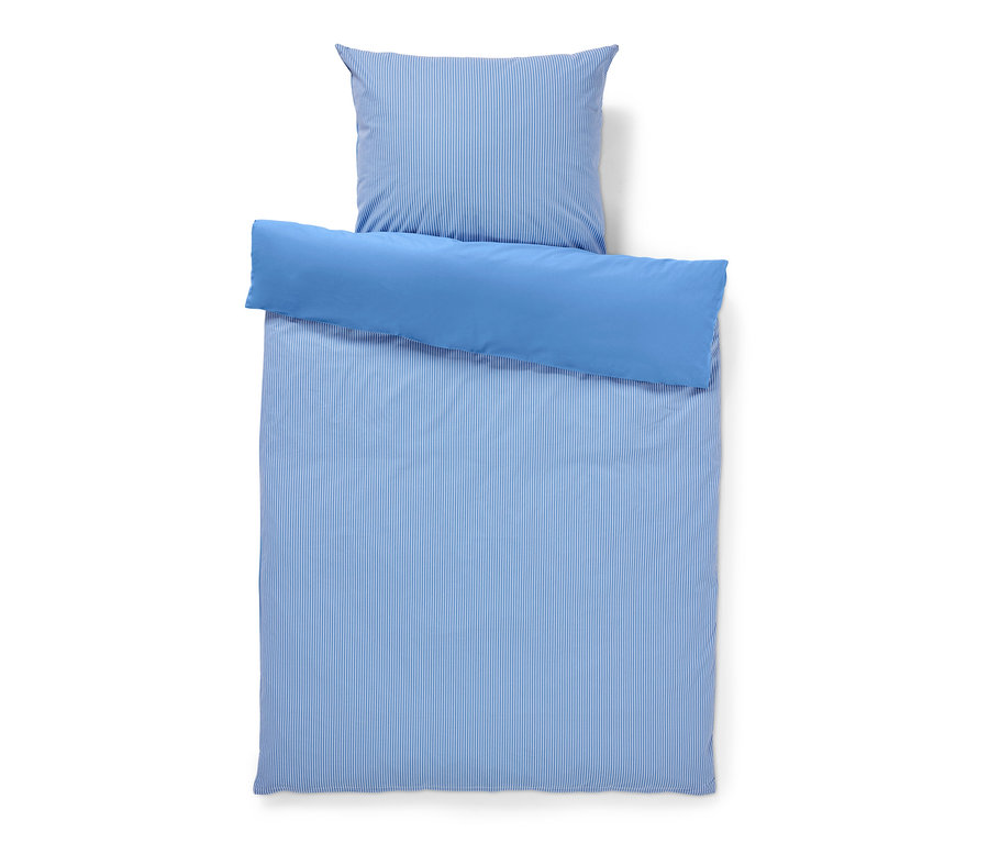 Blau-weiß gestreifte Renforcé-Bettwäsche in Normalgröße und blaue Renforcé-Bettwäsche in Übergröße.