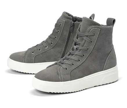 Zwei graue Stiefeletten mit weißen Sohlen.