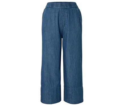 Blaue, locker sitzende Jeanshose vor weißem Hintergrund.