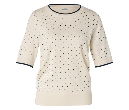 Cremefarbener, kurzärmliger Pullover mit dunkelblauen Punkten und dunkelblauen Bündchen am Halsausschnitt und an den Ärmeln.