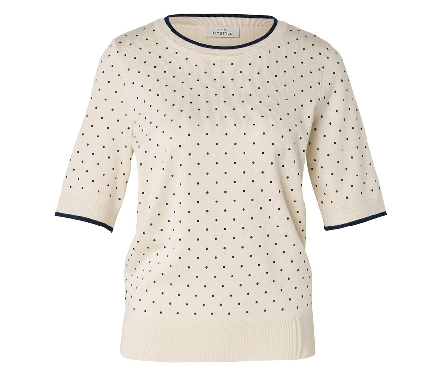 Cremefarbener, kurzärmliger Pullover mit dunkelblauen Punkten und dunkelblauen Bündchen am Halsausschnitt und an den Ärmeln.