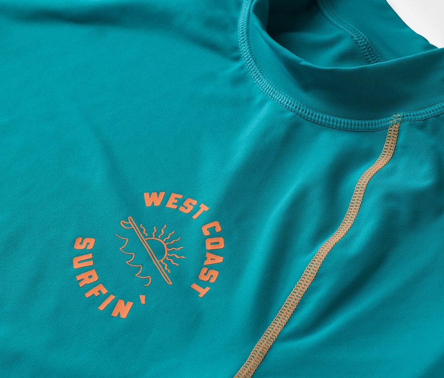 Nahaufnahme eines türkisfarbenen langärmeligen Shirts mit orangefarbenem "West Coast Surfin"-Logo.