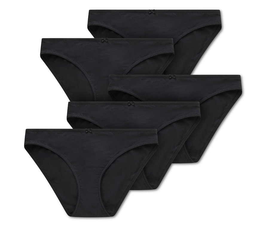 Fünf schwarze Baumwollslips liegen übereinander, jeder mit einer kleinen Schleife in der Mitte.