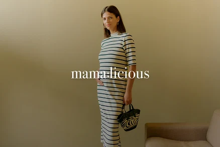 Schwangere Frau trägt ein gestreiftes Kleid und hält eine Zebra-Handtasche.