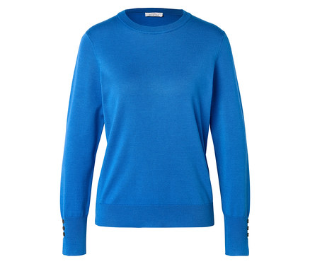 Blauer Feinstrickpullover mit Rundhalsausschnitt, langen Ärmeln, gerippten Bündchen und drei kleinen dunklen Knöpfen an jeder Manschette.
