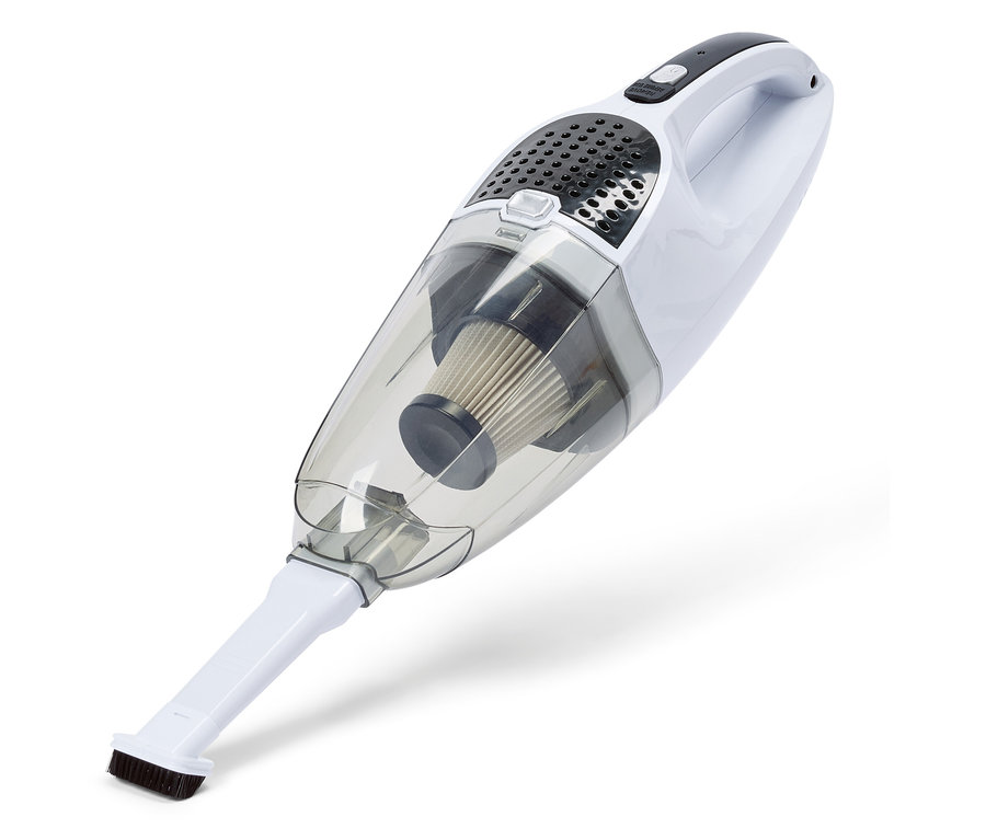 Ein weißer, kabelloser Handstaubsauger mit durchsichtigem Staubbehälter und Bürstenaufsatz liegt auf einem weißen Hintergrund.