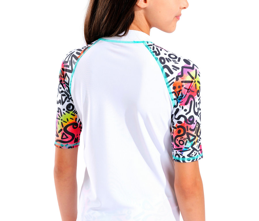 Eine Person trägt ein weißes Hemd mit farbigen Mustern auf den Ärmeln.