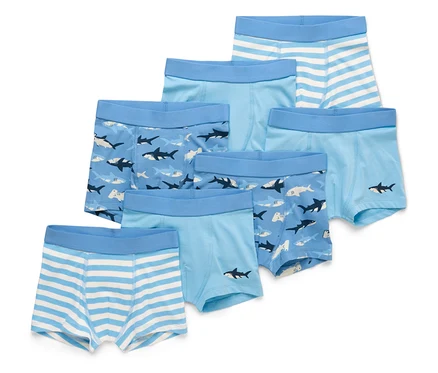 Sechs blaue Jungen Boxershorts mit Hai-, Uni- und Streifenmuster.