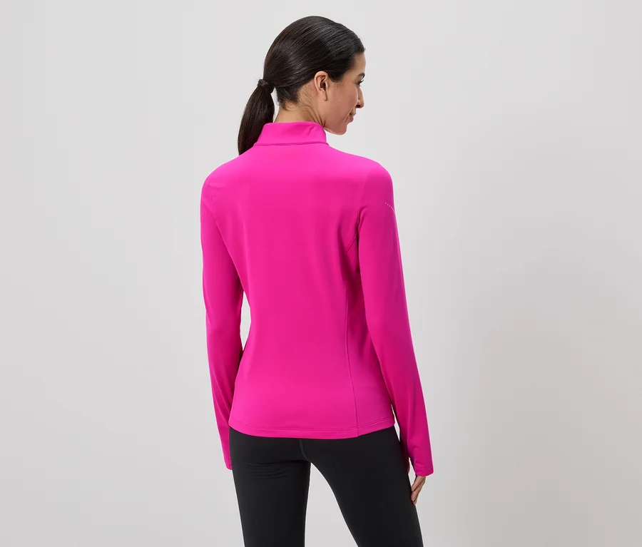 Eine Frau von hinten, mit Pferdeschwanz, trägt ein pinkes, langärmliges Oberteil und schwarze Leggings vor einem grauen Hintergrund.
