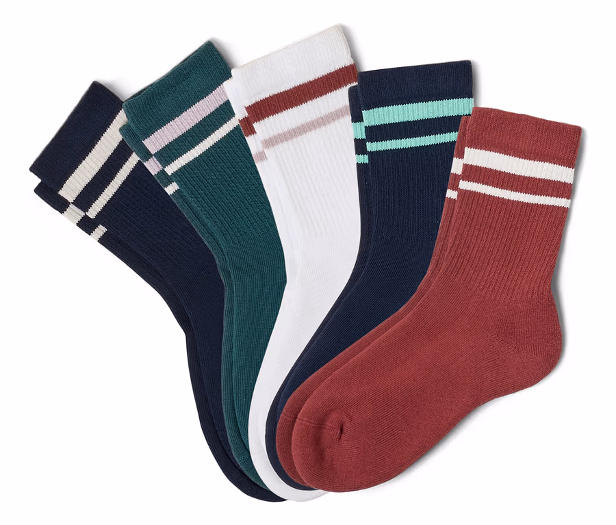 Fünf Paar Socken in Marineblau, Grün, Weiß und Burgunderrot liegen übereinander und zeigen jeweils zwei horizontale Streifen.