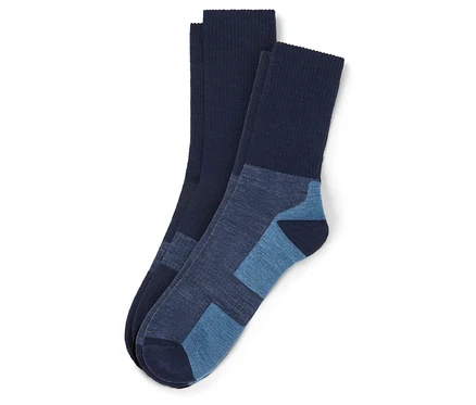 Zwei marineblaue Socken liegen übereinander, wobei eine Socke einen hellblauen Akzent an Ferse und Zehen hat.