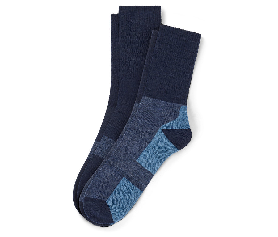Zwei marineblaue Socken liegen übereinander, wobei eine Socke einen hellblauen Akzent an Ferse und Zehen hat.